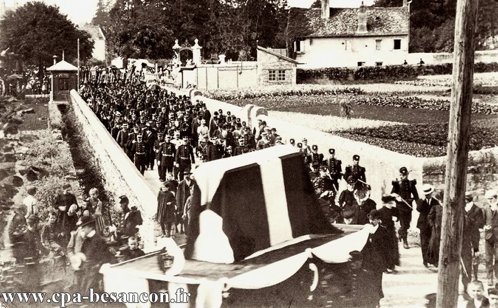 BESANÇON - Rue Tristan Bernard - Enterrement des victimes de la catastrophe de Montfaucon le 16-09-1906.